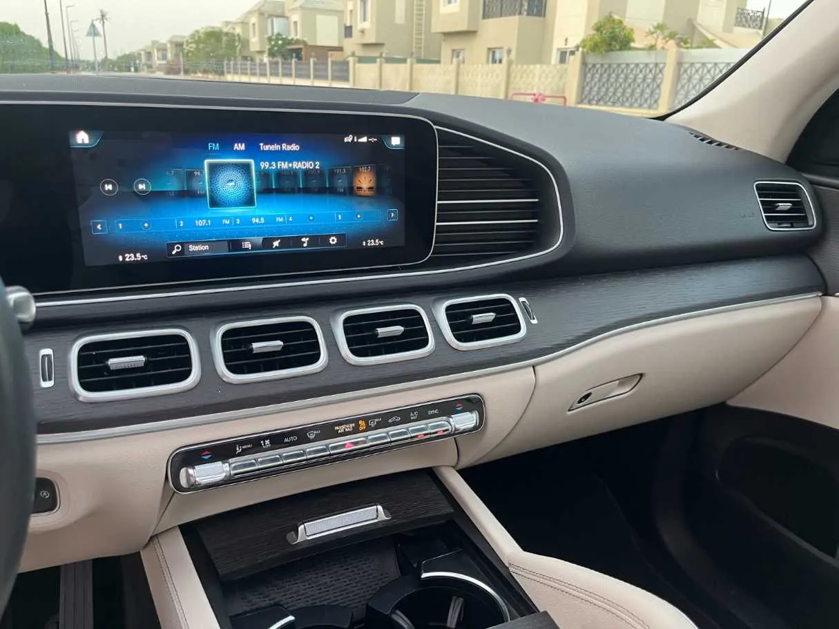 Car image 30
