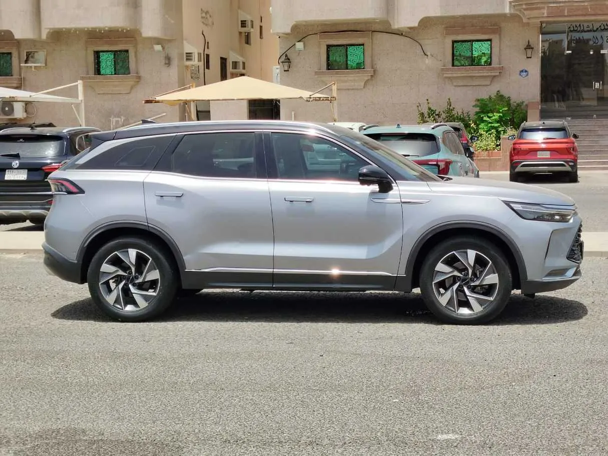 Car image 4