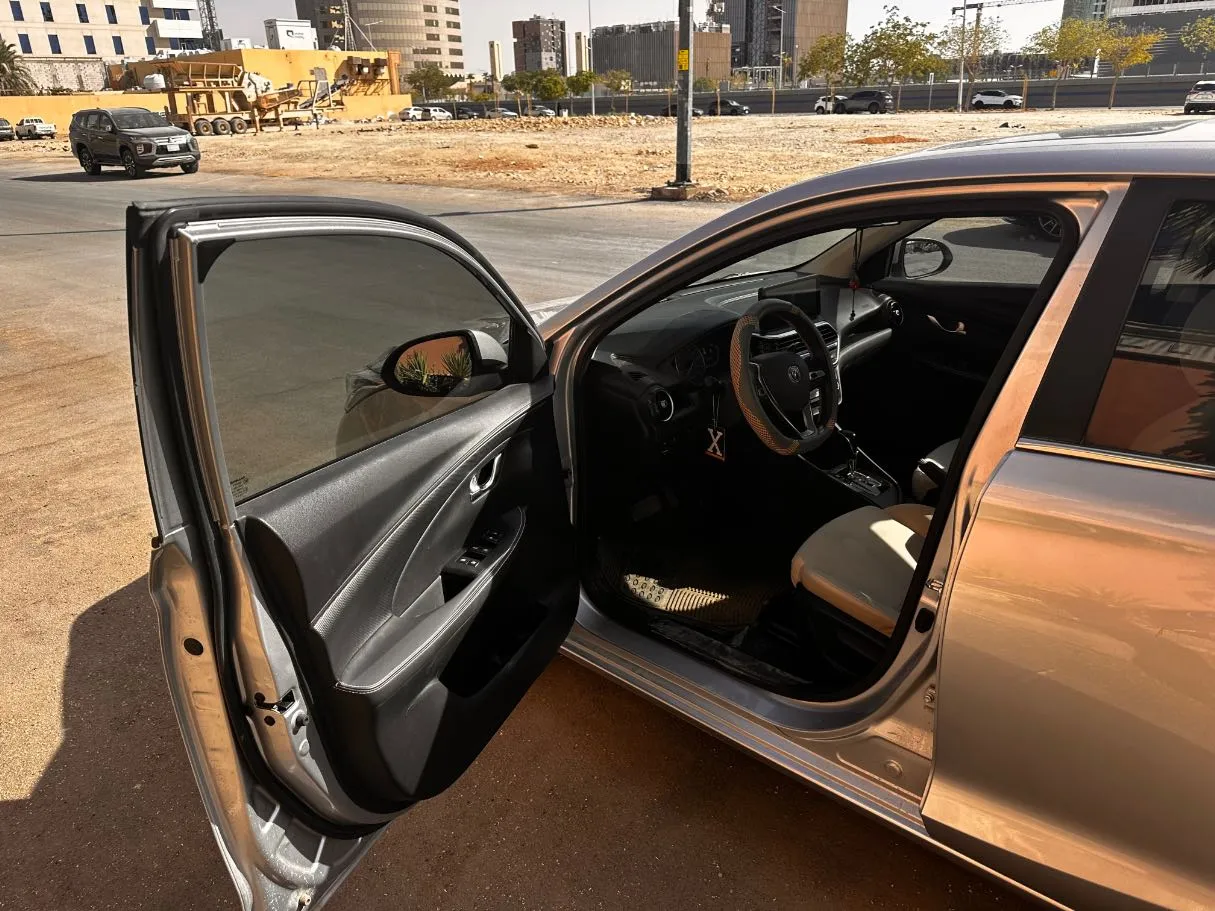 Car image 11