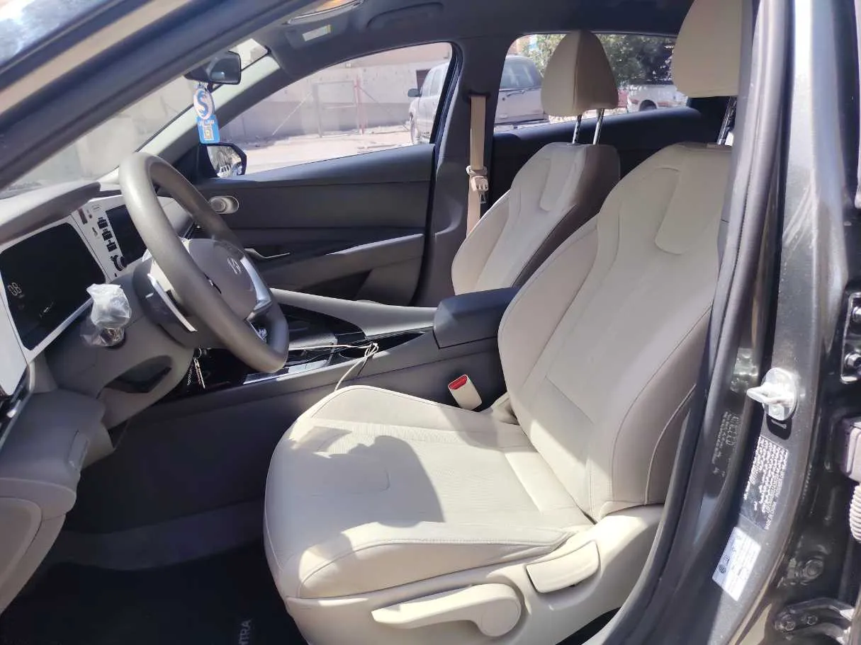 Car image 12