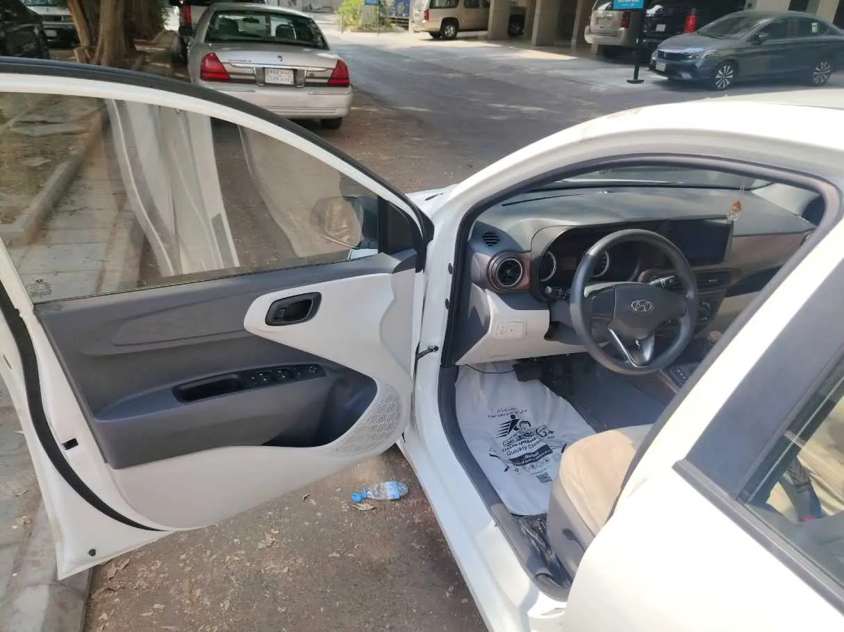 Car image 11