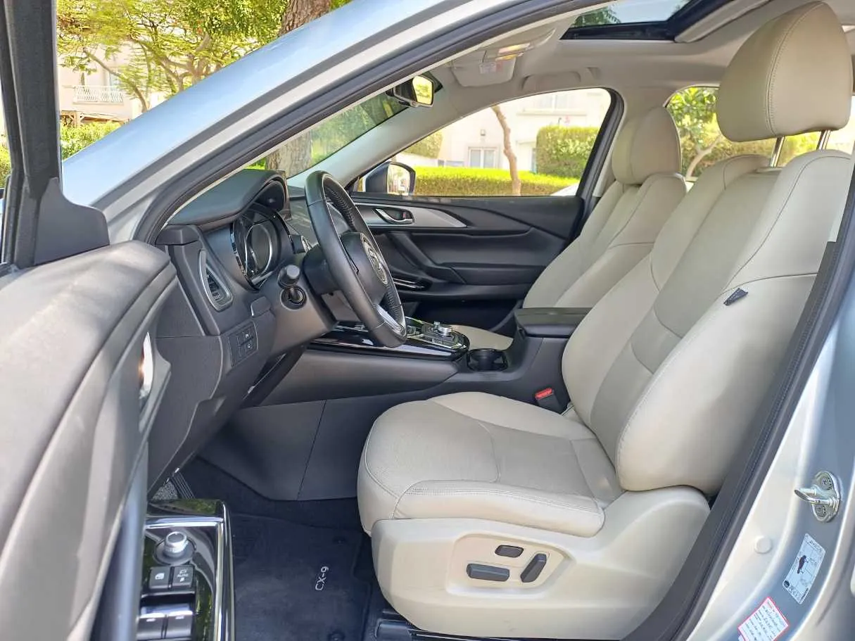 Car image 12