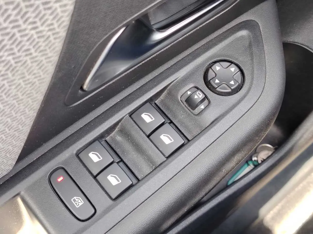 Car image 35
