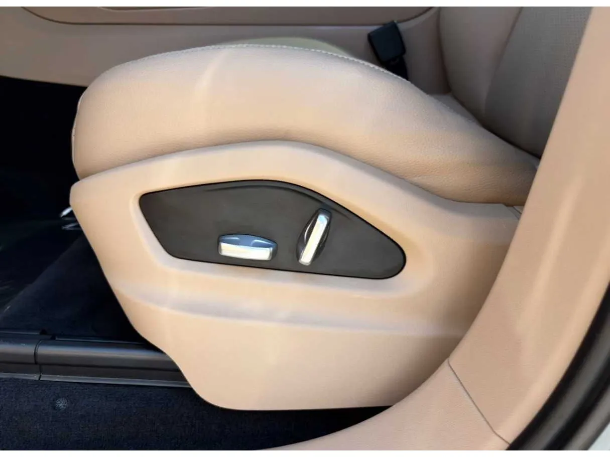 Car image 27