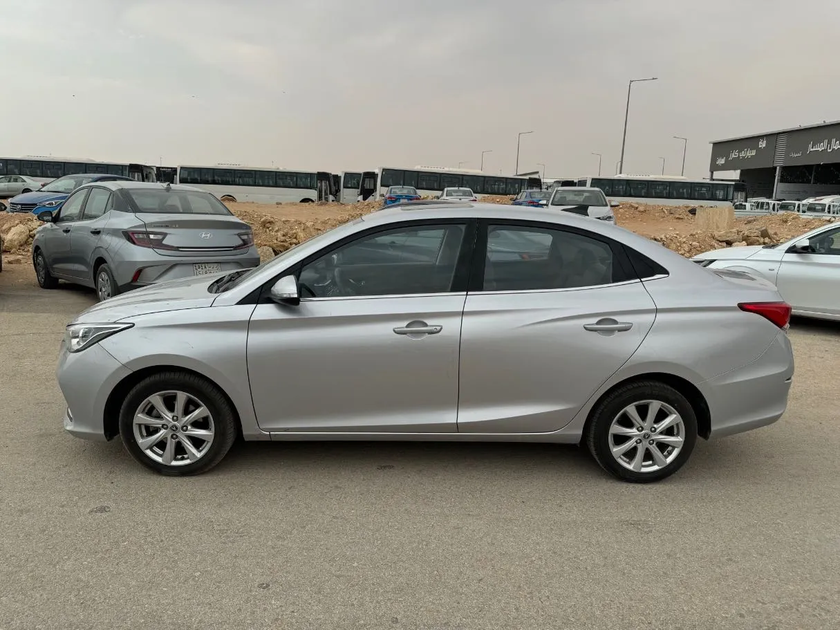 Car image 8