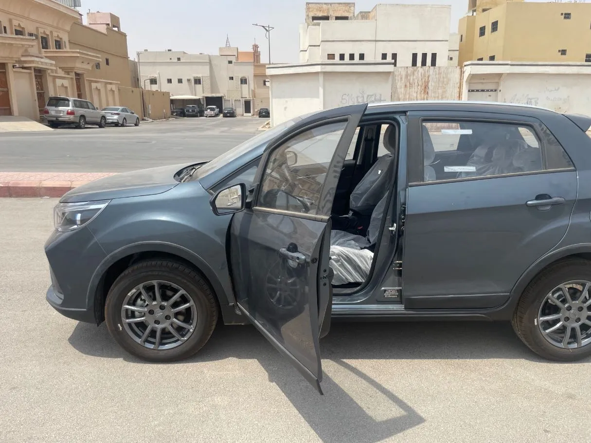 Car image 12