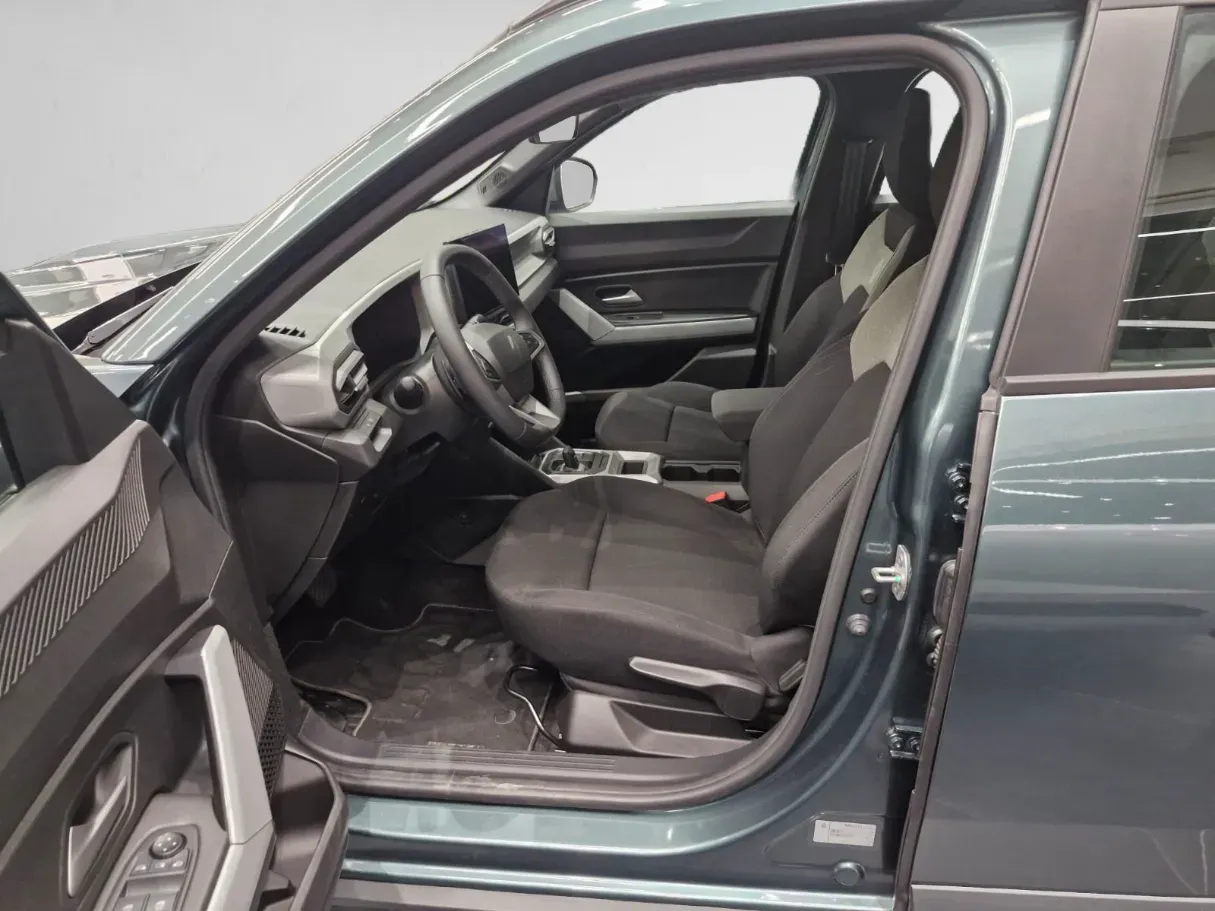 Car image 5