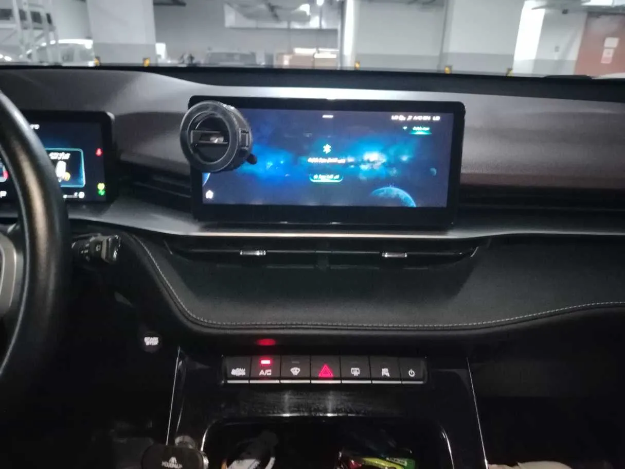 Car image 15