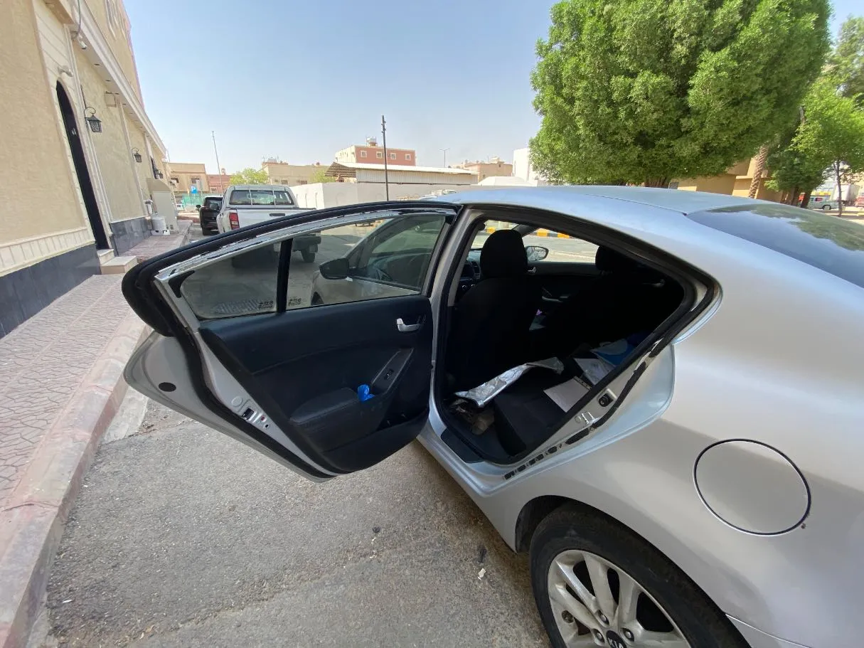 Car image 12
