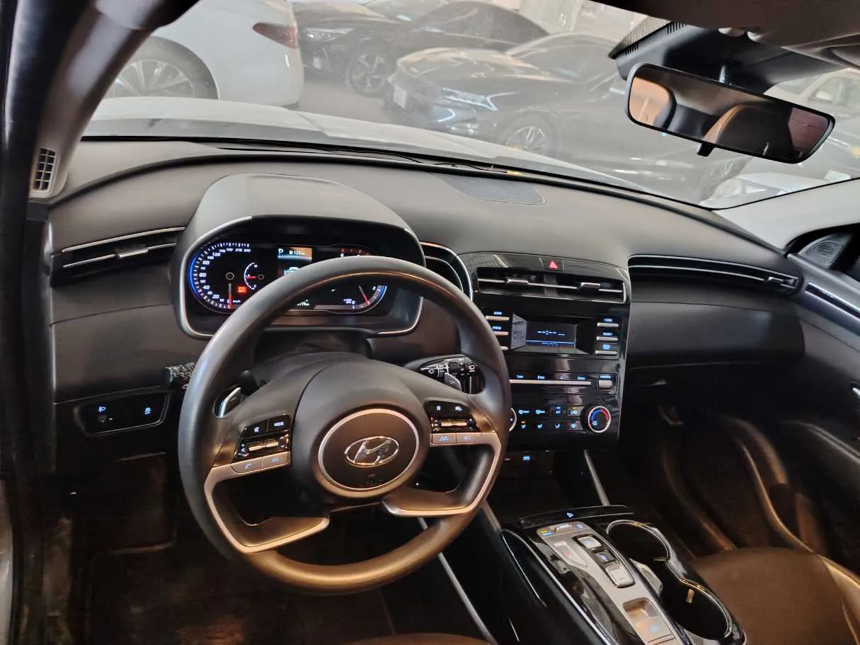 Car image 13