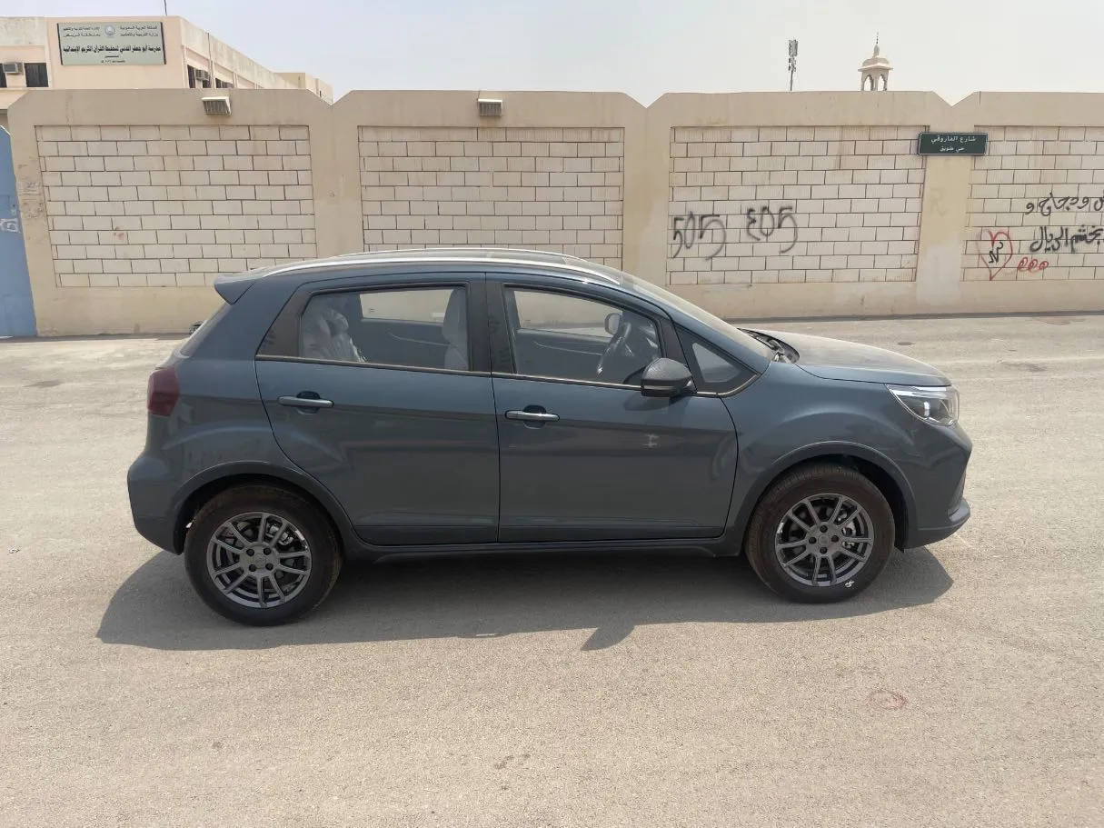 Car image 4