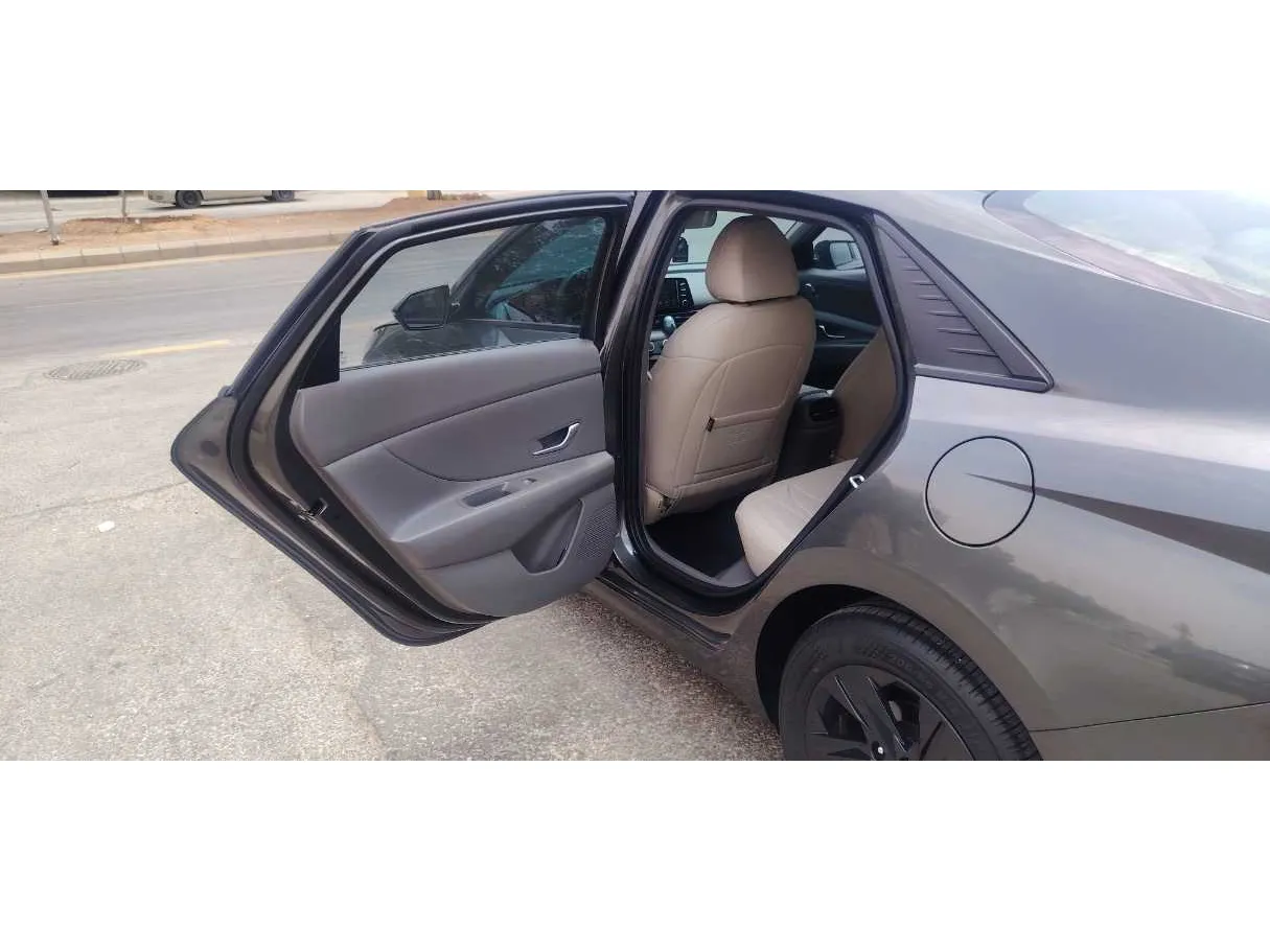 Car image 12
