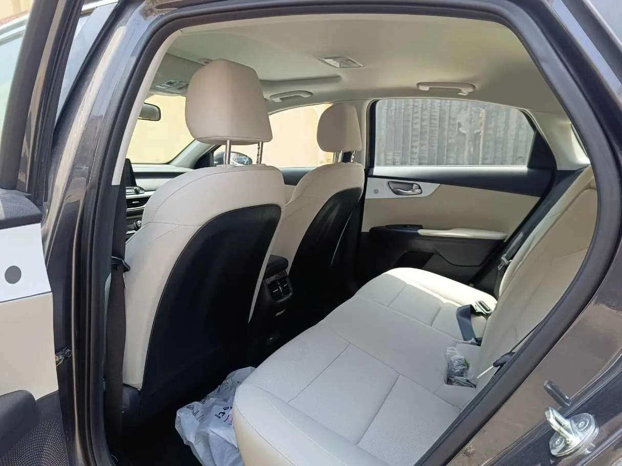 Car image 18