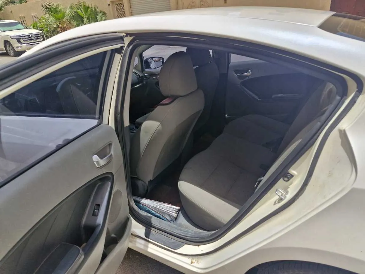 Car image 14