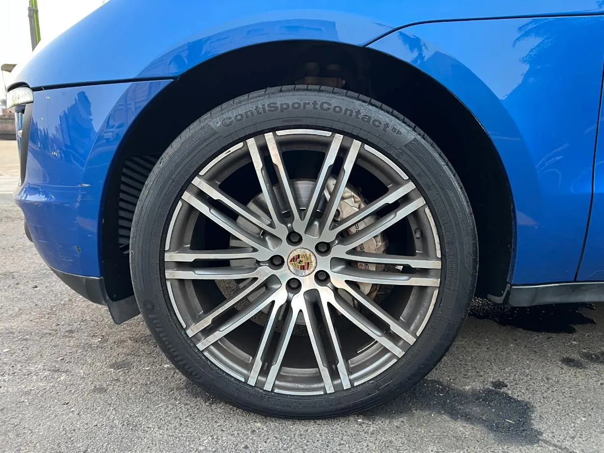 Car image 9