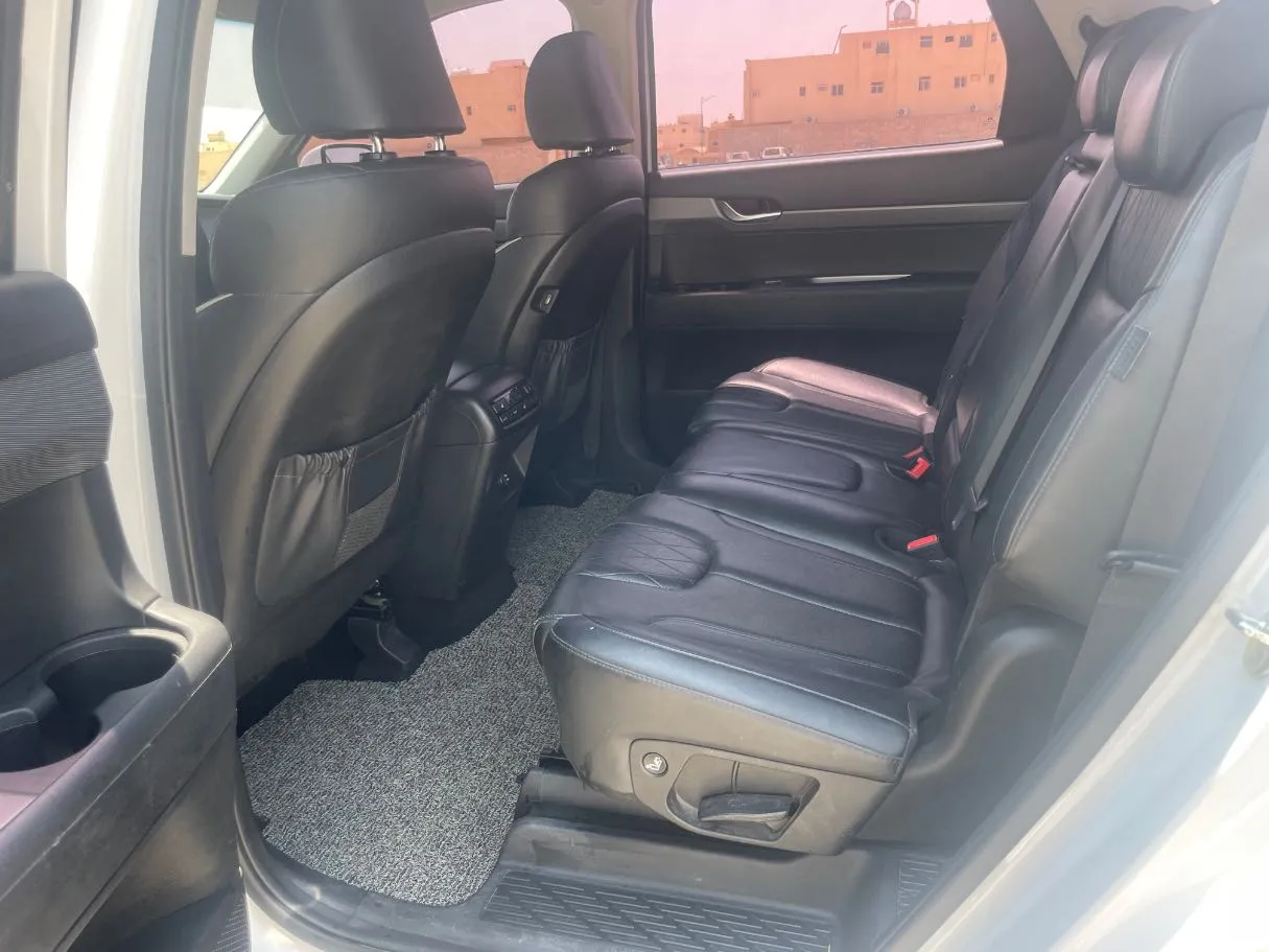 Car image 16