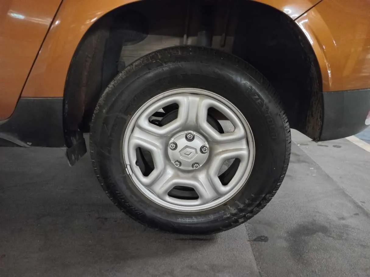 Car image 9