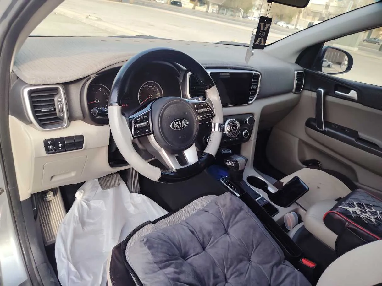 Car image 12