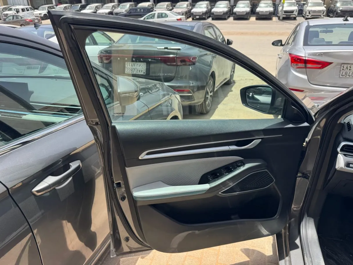 Car image 5