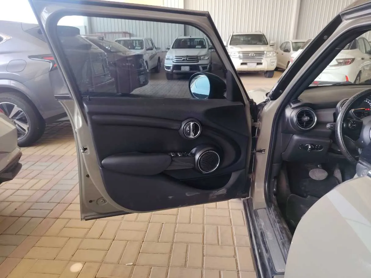 Car image 11