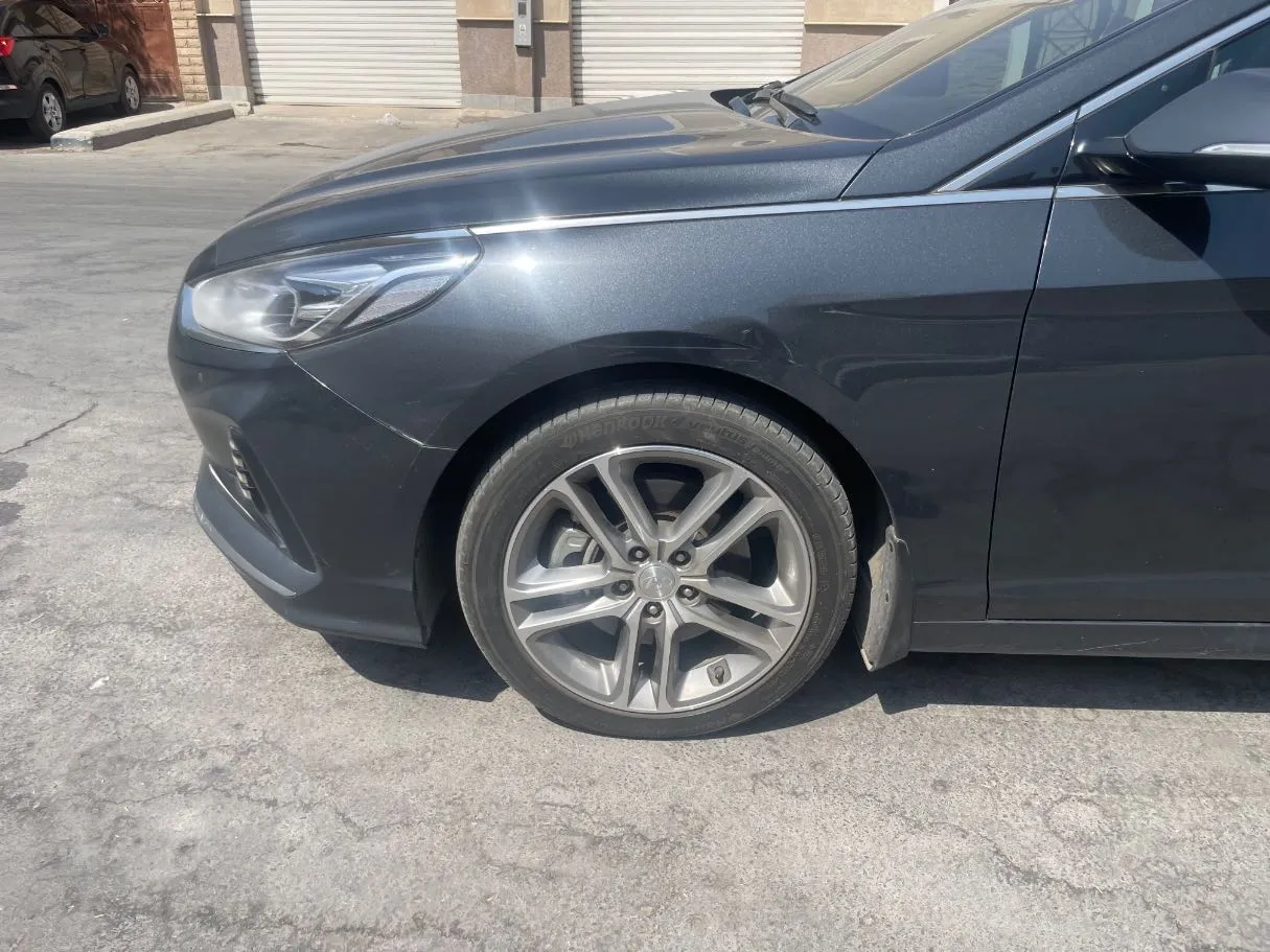 Car image 9