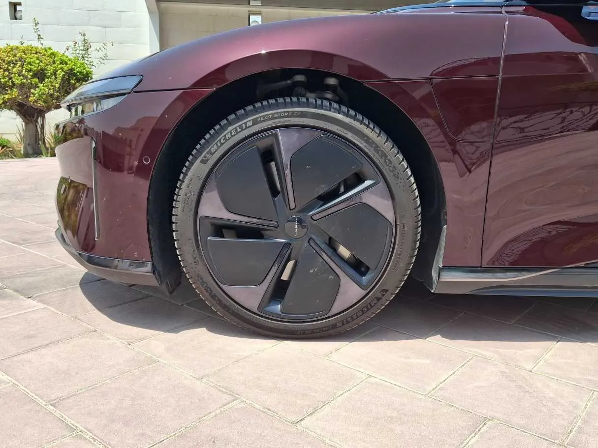 Car image 9