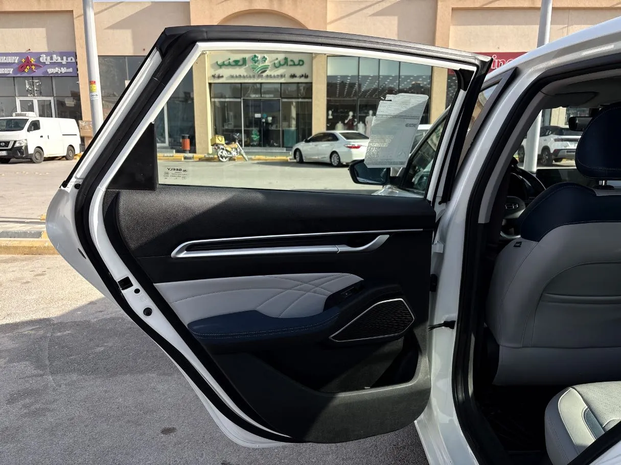 Car image 14