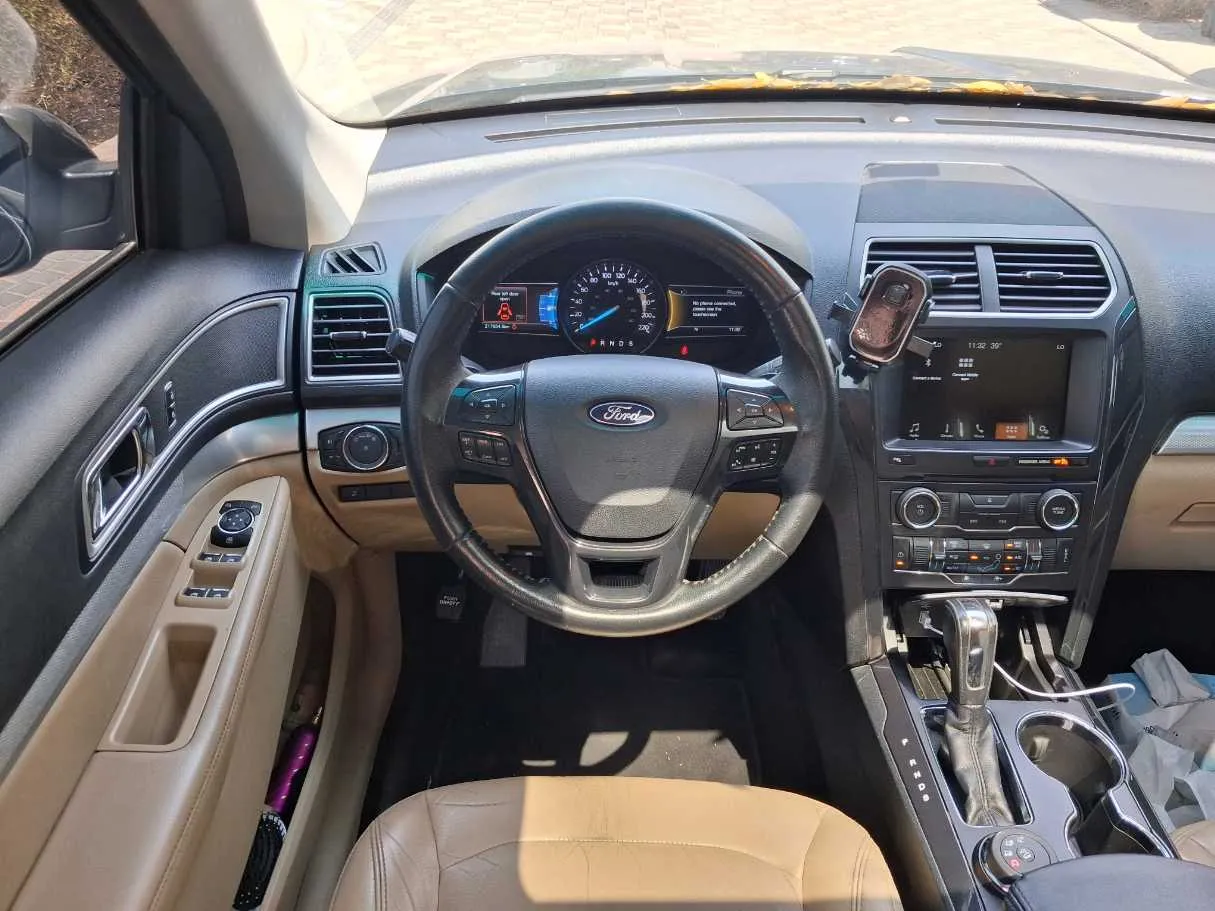 Car image 15