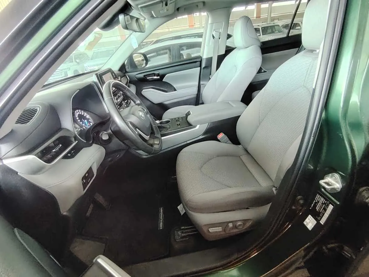 Car image 12