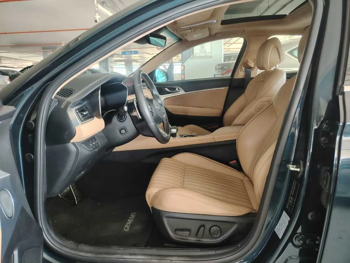 Car image 12