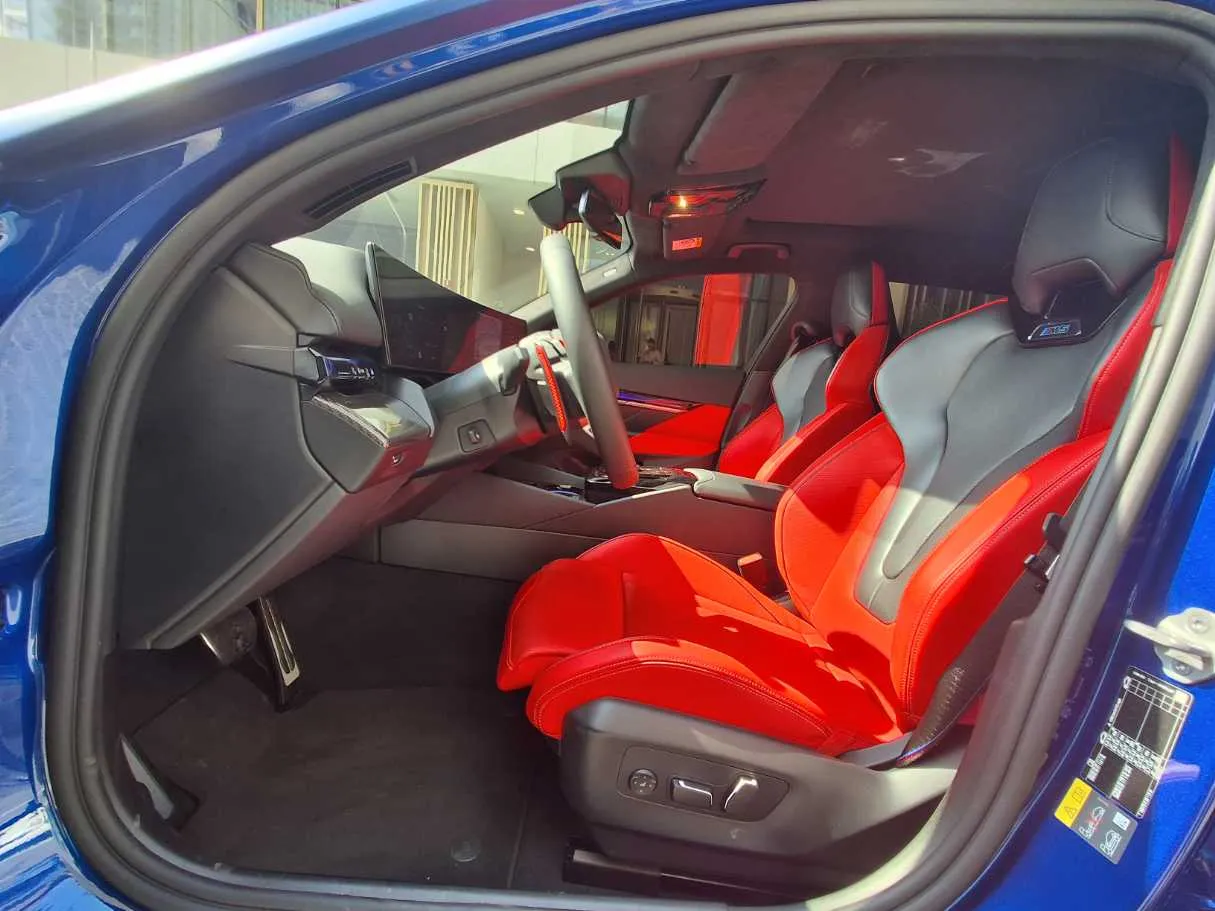 Car image 12