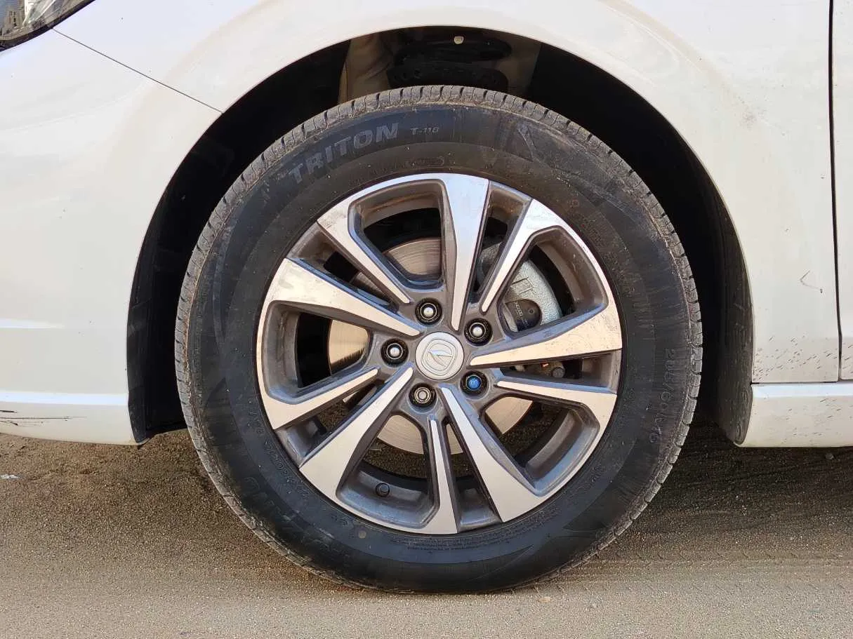 Car image 10