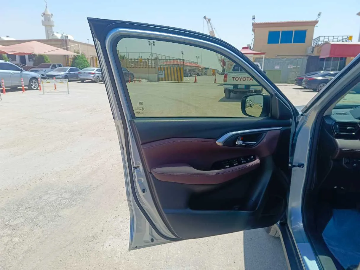 Car image 11