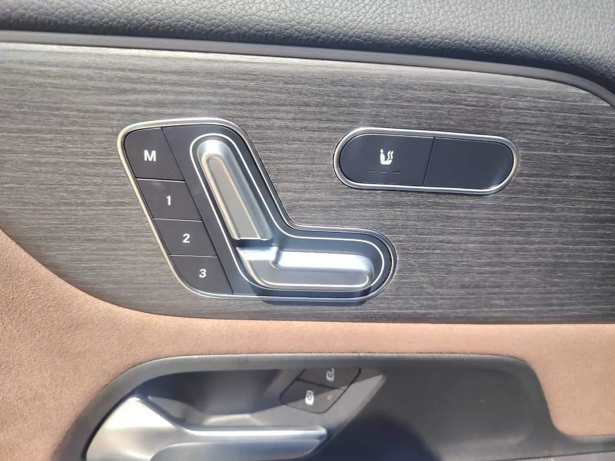 Car image 34