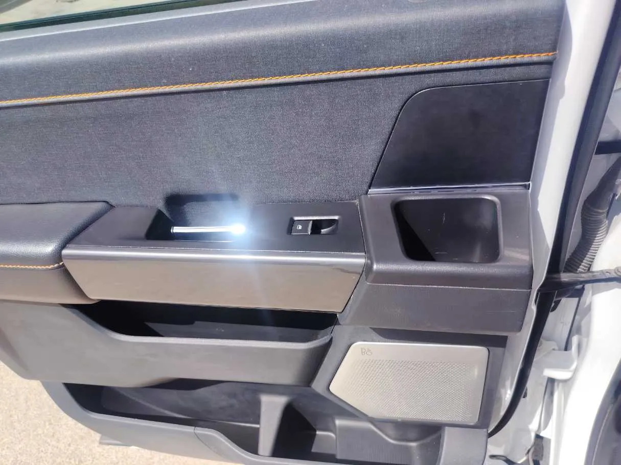 Car image 28