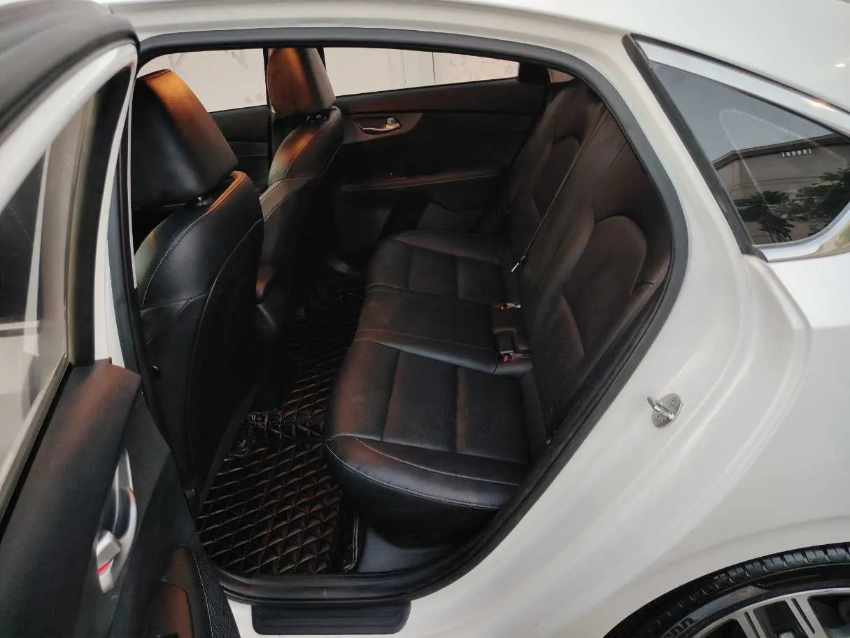 Car image 17