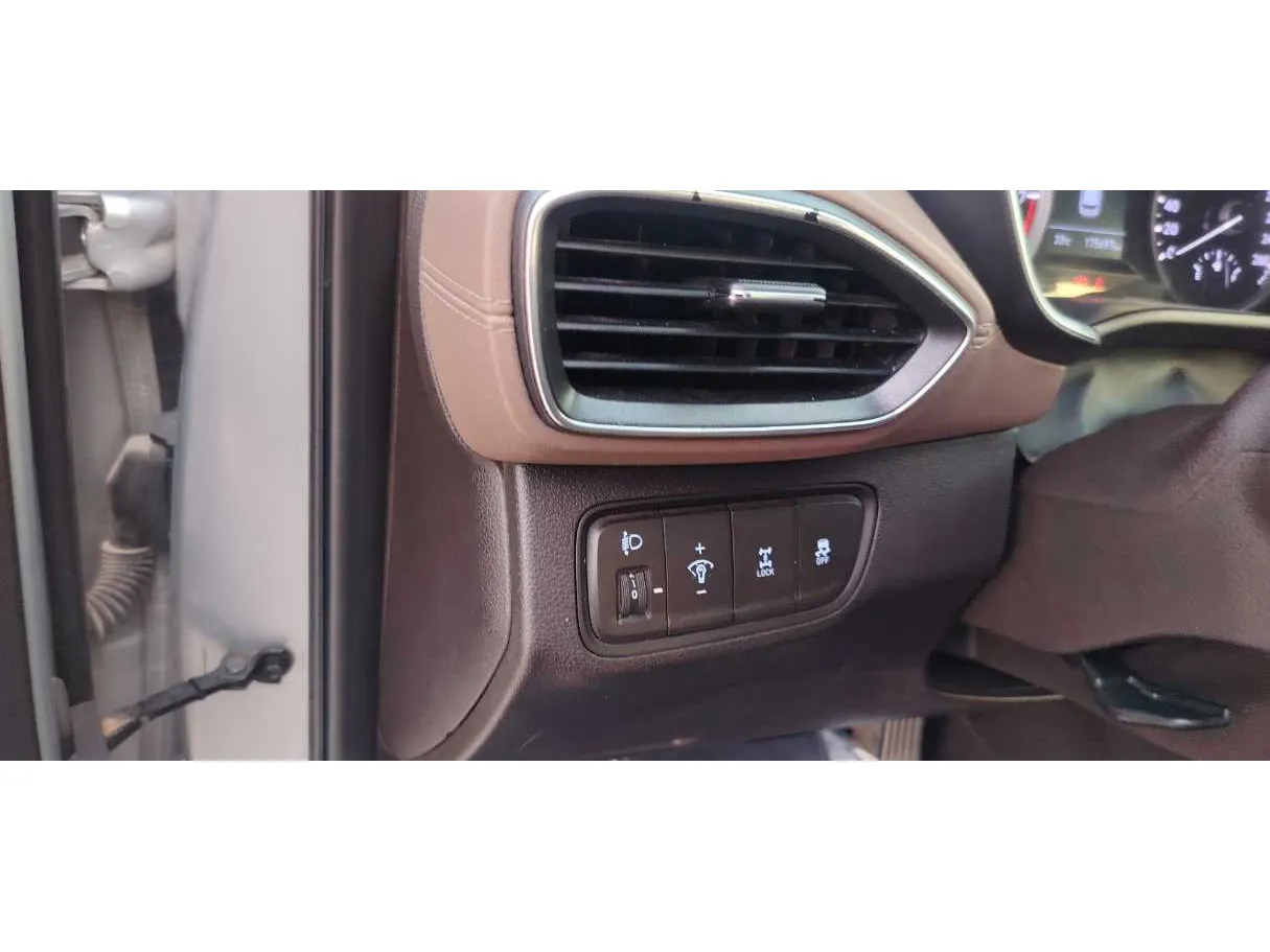 Car image 26