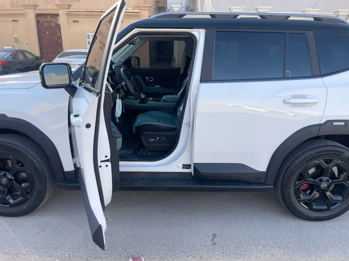 Car image 12