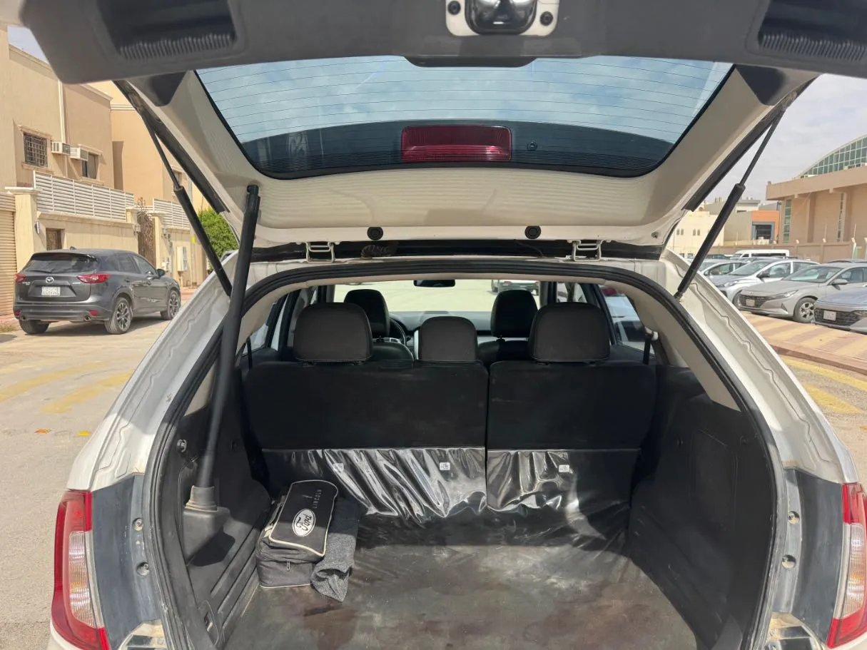Car image 18