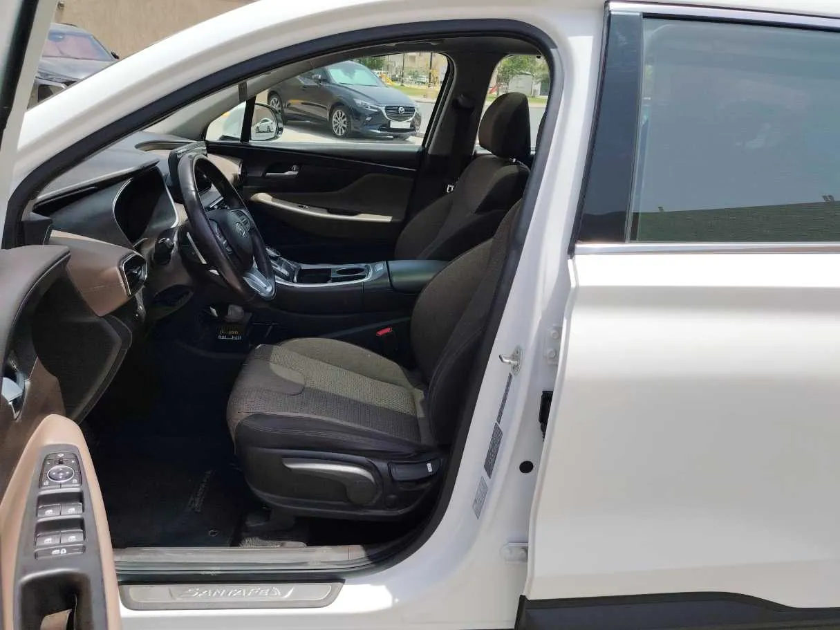 Car image 12