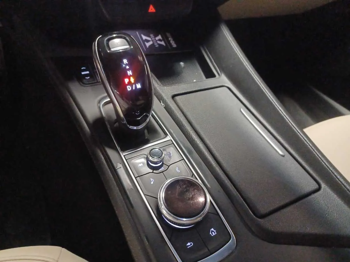 Car image 19