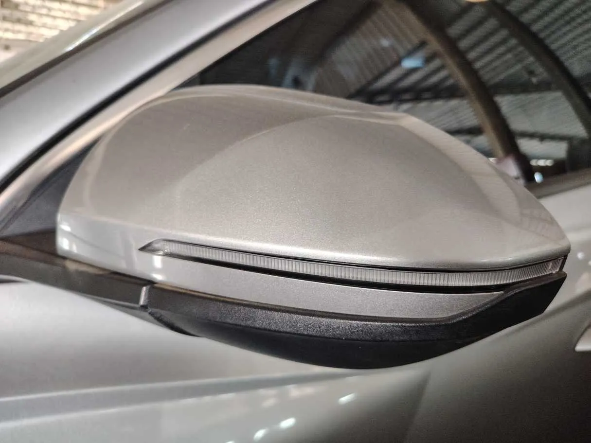 Car image 30