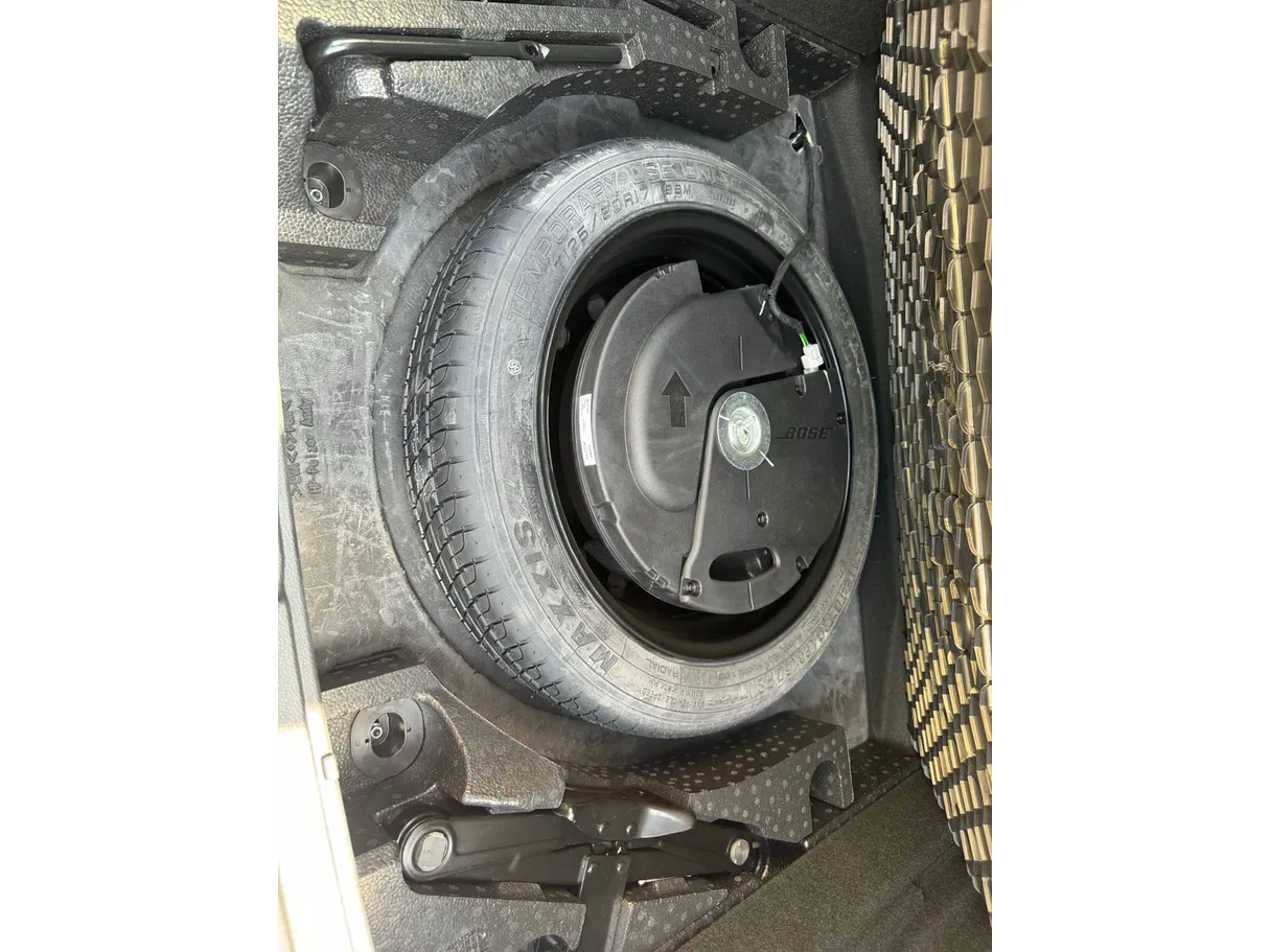 Car image 28