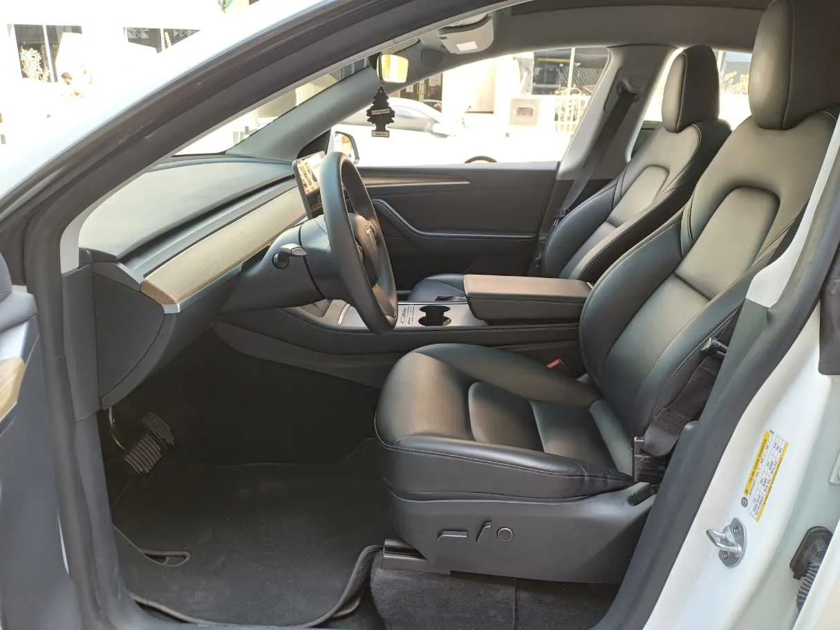 Car image 12