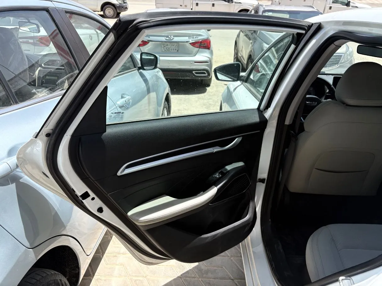 Car image 15