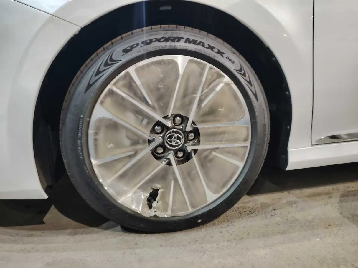 Car image 9