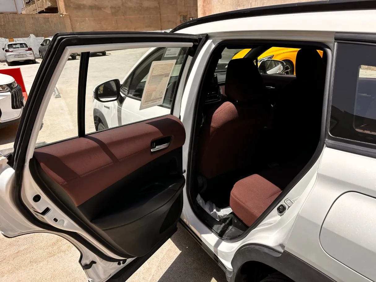 Car image 13