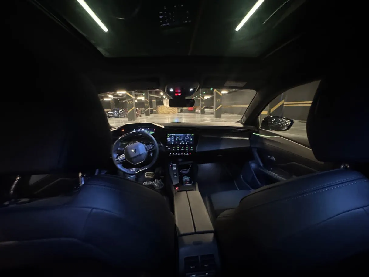 Car image 14