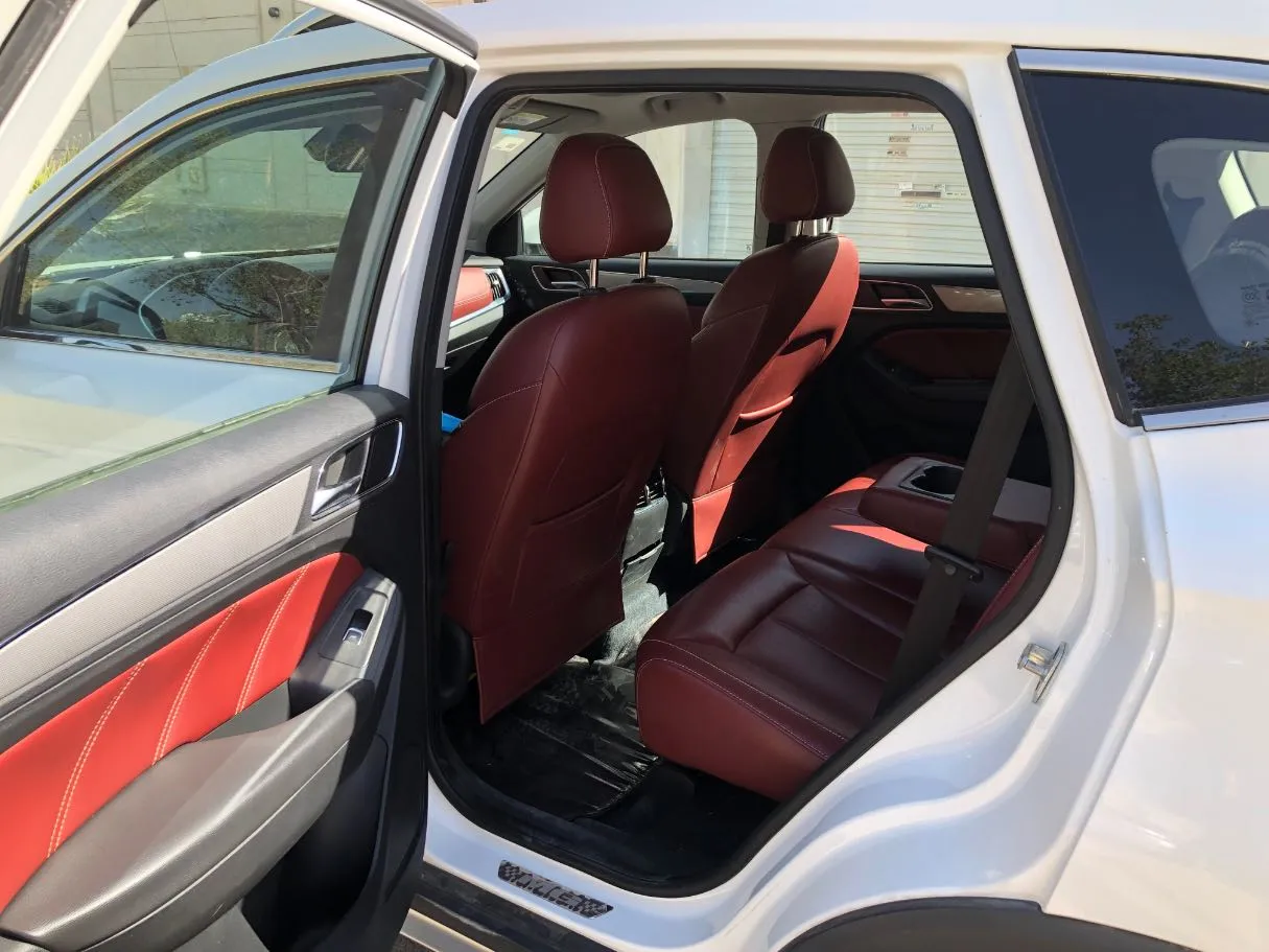 Car image 14