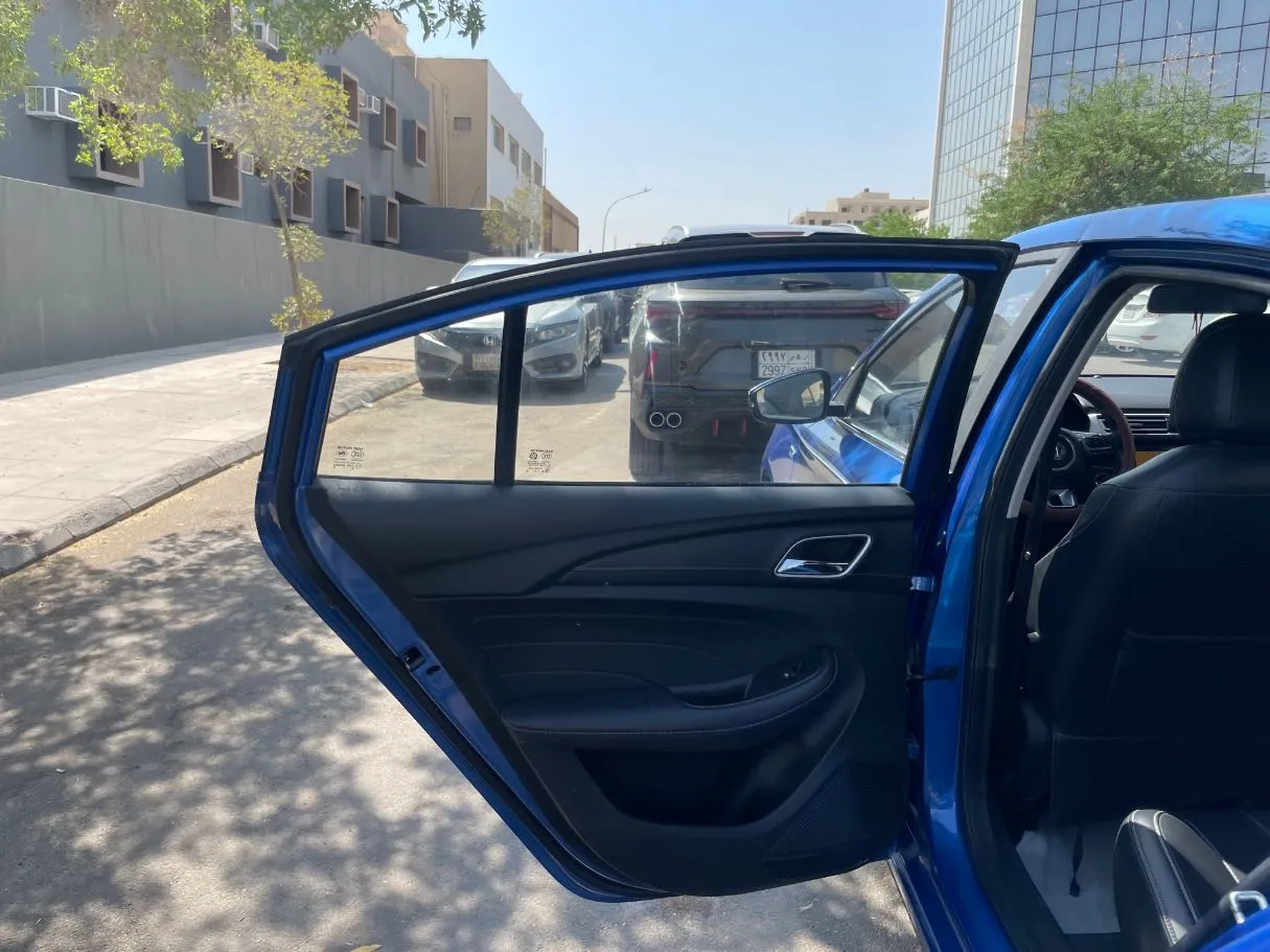 Car image 14